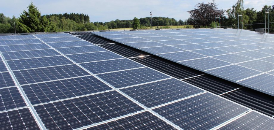 Photovoltaik-Anlage auf dem Dach der Kleinen Sporthalle im Schulzentrum Bad Marienberg