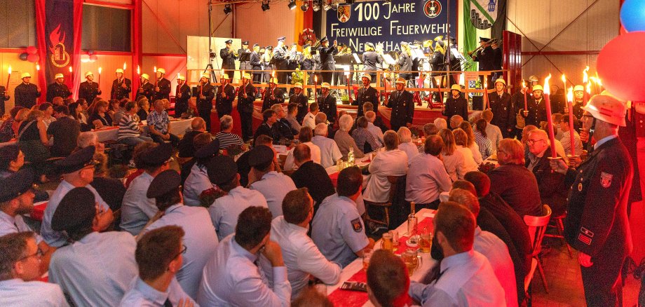 Der „Große Zapfenstreich“, der von den Wehrleuten der Freiwilligen Feuerwehr Neunkhausen mit musikalischer Unterstützung des Musikzuges der Freiwilligen Feuerwehr Nistertal zelebriert wurde, sorgte für Gänsehautstimmung im Festsaal.