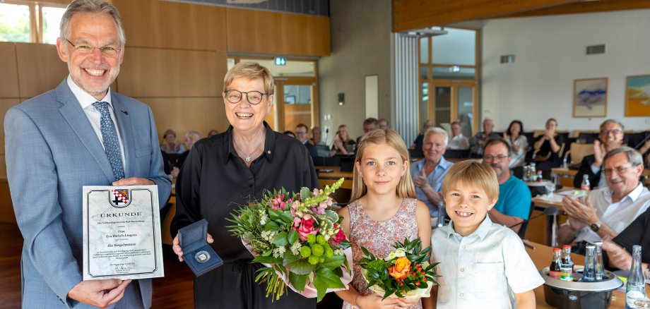 Bürgermeister Andreas Heidrich (links) überreichte Eva Ehrlich-Lingens (2.v.l.) die Siegelmünze der Verbandsgemeinde nebst Urkunde. Erste Gratulanten waren die Enkelkinder der Jubilarin.