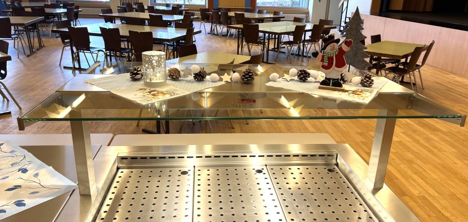 Weihnachtlich dekoriertes Buffet in der Mensa.