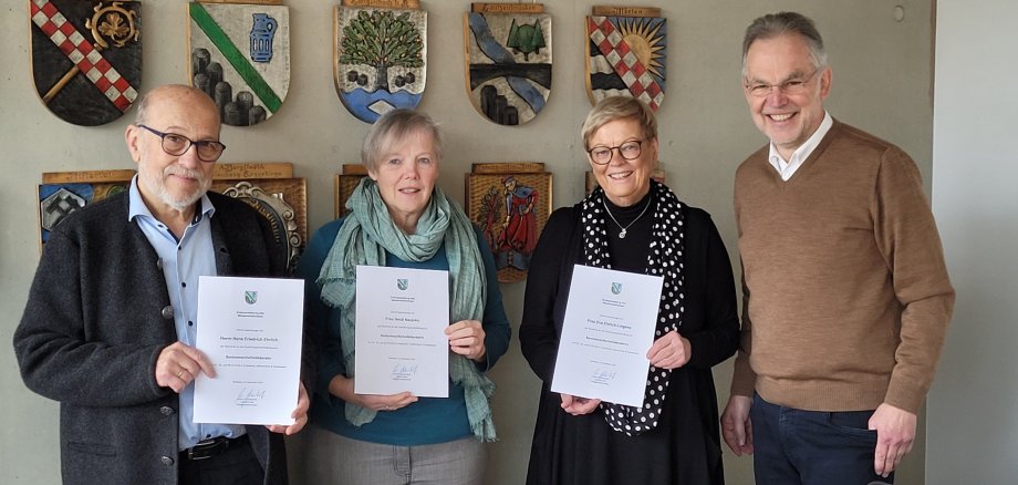  v.l.n.r.: Hans Ehrlich, Heidi Naujoks, Eva Ehrlich-Lingens, Bürgermeister Heidrich