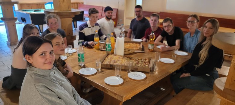 Teilnehmer der Fahrt beim gemeinsamen Essen.