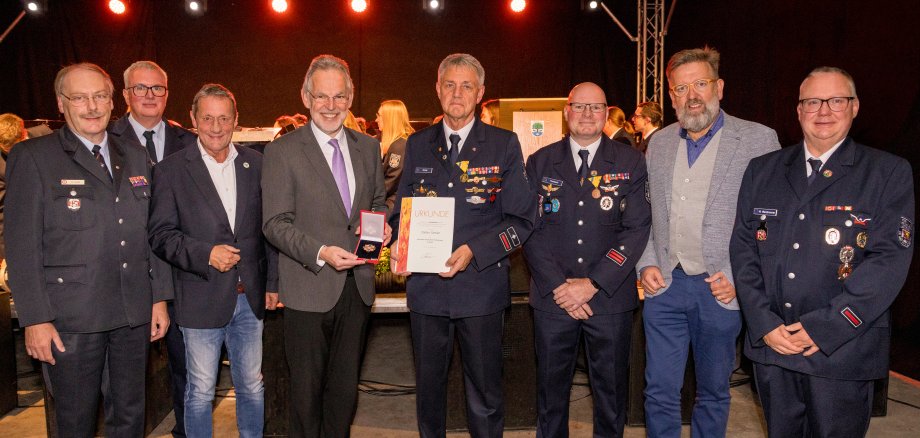 Vertreter von Feuerwehr, Verbandsgemeinde und Landkreis sowie der Schirmherr bei der Ehrung.