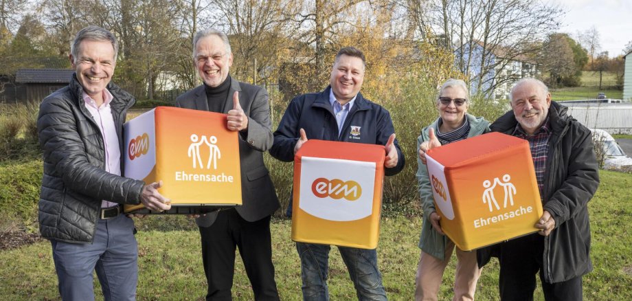 Norbert Rausch von der evm (links) übergibt den Spendenbetrag gemeinsam mit Bürgermeister Andreas Heidrich (2.v.l.) an Ulrich Diez und Marianne Laskowski vom Hofer ReparaturCafé e. V. sowie Oliver Claus vom SV Hahn (von rechts). Die Spendenübergabe in Bad Marienberg