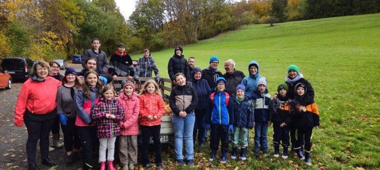 Gemeinsam mit den vielen kleinen und großen Helfern, freuten sich Bärbel Kiehne (links) und Ludwig Schürg ( zweite Reihe Dritter v. rechts) vom NABU Bad Marienberg e.V. über die tolle Ernte Gemeinsam mit den vielen kleinen und großen Helfern, freuten sich Bärbel Kiehne (links) und Ludwig Schürg ( zweite Reihe Dritter v. rechts) vom NABU Bad Marienberg e.V. über die tolle Ernte