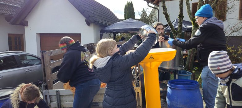 Hand in Hand verlief die Arbeit mit vollem Einsatz auch am zweiten Tag bei der Apfelsaftproduktion. Hand in Hand verlief die Arbeit mit vollem Einsatz auch am zweiten Tag bei der Apfelsaftproduktion.