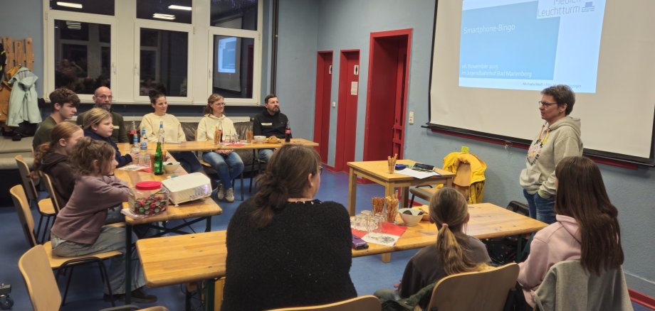 Michaela Weißbegrüßt Kinder und Eltern