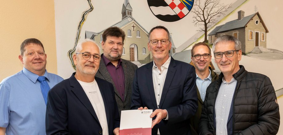 Innenminister Ebling überreicht Ortsbürgermeister Thomas Ax die Bewilligungsbescheide. Mit dabei von rechts: Landtagsabgeordneter Hendrik Hering (SPD), Architekt Philipp Alhäuser, der VG-Beigeordnete Thomas Mockenhaupt und der Beigeordnete der Ortsgemeinde Matthias Verhoeven. Innenminister Ebling überreicht Ortsbürgermeister Thomas Ax die Bewilligungsbescheide. Mit dabei von rechts: Landtagsabgeordneter Hendrik Hering (SPD), Architekt Philipp Alhäuser, der VG-Beigeordnete Thomas Mockenhaupt und der Beigeordnete der Ortsgemeinde Matthias Verhoeven.