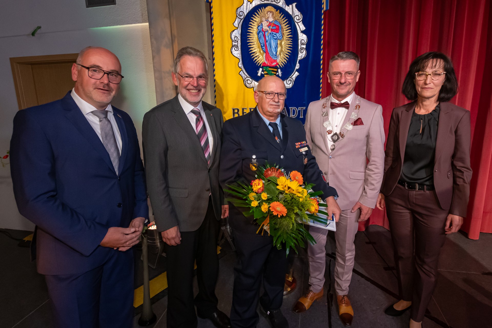 Aus der Hand von Oberbürgermeister André Heinrich (2.v.r.) erhielt Olaf Schütz (Mitte) die Ehrenplakette in Weiß der Stadt Marienberg/Erzgebirge. Erste Gratulanten waren Bürgermeister der Verbandsgemeinde Bad Marienberg Andreas Heidrich (2.v.l.) sowie der stellvertretende Bürgermeister der Stadt Marienberg/Erzgebirge Roy Müller (links) und die Erste Beigeordnete Heike Dachselt (rechts).