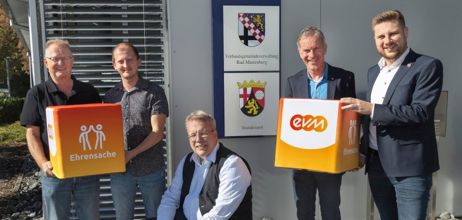 Norbert Rausch von der evm übergab den Spendenbetrag gemeinsam mit Bürgermeister Marvin Kraus an die Vertreterinnen und Vertreter der Vereine. Übergabe der Spenden