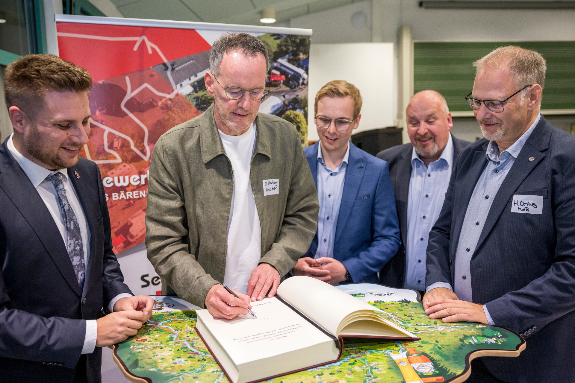 Eintrag in das Goldene Buch der Verbandsgemeinde Bad Marienberg. V.l.n.r. Bürgermeister Marvin Kraus, Wirtschaftsminister Michael Ebling, Vorsitzender des Gewerbevereins Hof e.V. Robert Fischbach, Ortsbürgermeister Jochen Becker, Harald Orthey MdB