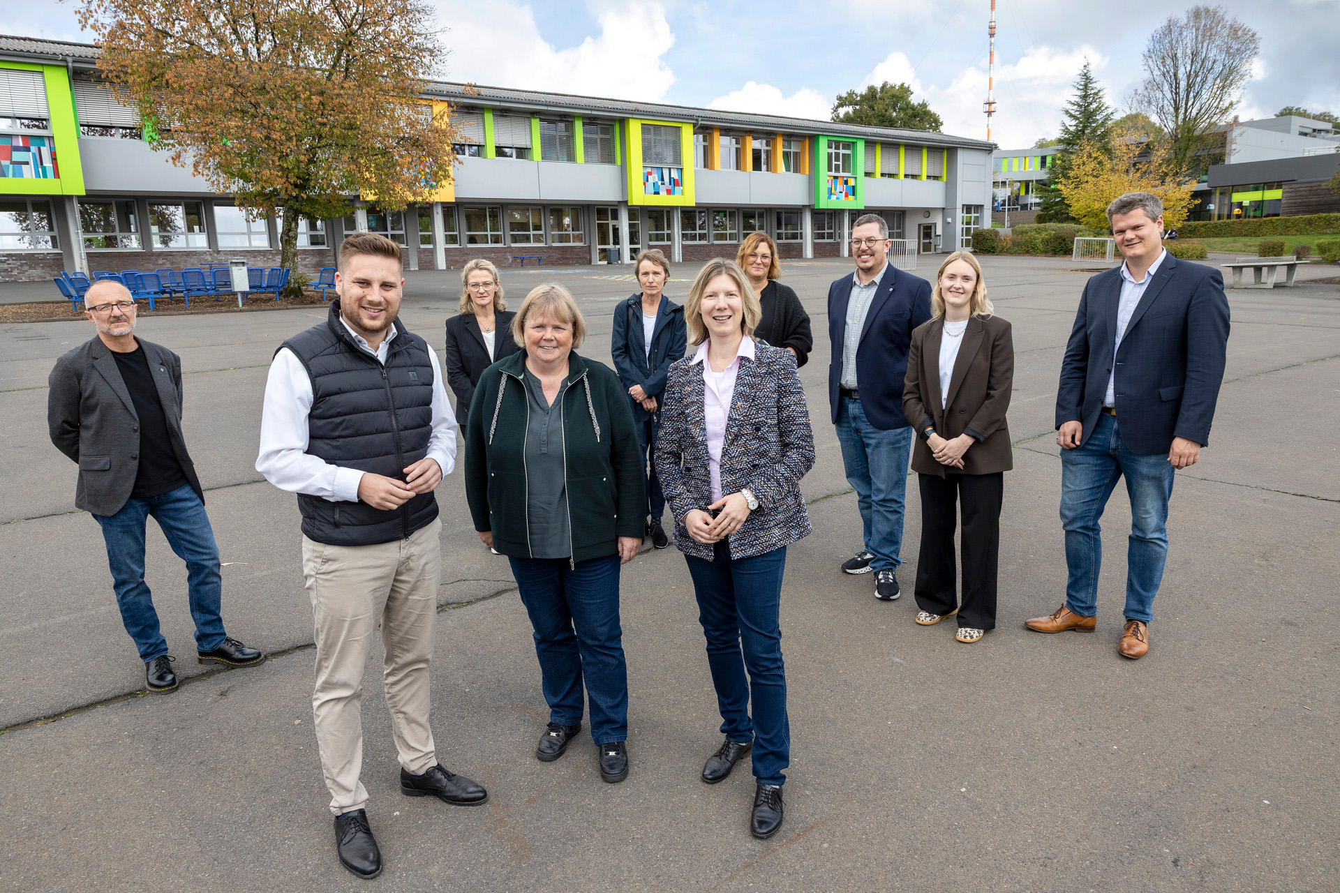 Beim gemeinsamen Rundgang im Schulzentrum Bad Marienberg überzeugte sich Staatssekretärin Jenny Groß (vorne rechts) von den zahlreichen Bildungsmöglichkeiten. Begleitet wurde sie von Bürgermeister Marvin Kraus (vorne links) und einigen Vertreterinnen und Vertretern der hiesigen Schulen, darunter: Schulleiterin der Marie-Curie-Realschule plus Margit Müller (vorne in der Mitte), deren Stellvertreter Achim Sieger (hinten links), sowie hinten v.l.n.r: Leiterin der Michael-Ende-Schule Sandra Elfering, Rektorin der Wolfsteinschule Kerstin Leukel, Silvia Gruner-Menk und stv. Schulleiter des Evangelischen Gymnasiums Alexander Lühr. Zudem begleiteten sie Paula Grindinger vom Fachbereich „Bildung – Jugend – Soziales“ der Verbandsgemeindeverwaltung und Ortsbürgermeister der Gemeinde Nistertal Christian Benner.