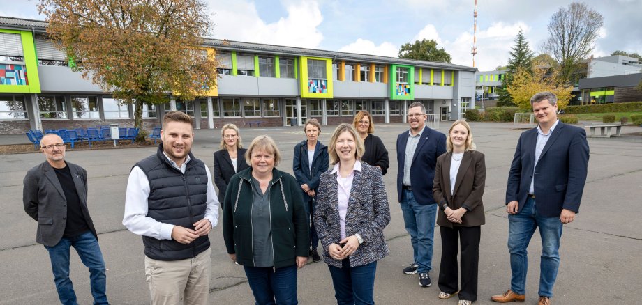 Beim gemeinsamen Rundgang im Schulzentrum Bad Marienberg überzeugte sich Staatssekretärin Jenny Groß (vorne rechts) von den zahlreichen Bildungsmöglichkeiten. Begleitet wurde sie von Bürgermeister Marvin Kraus (vorne links) und einigen Vertreterinnen und Vertretern der hiesigen Schulen, darunter: Schulleiterin der Marie-Curie-Realschule plus Margit Müller (vorne in der Mitte), deren Stellvertreter Achim Sieger (hinten links), sowie hinten v.l.n.r: Leiterin der Michael-Ende-Schule Sandra Elfering, Rektorin der Wolfsteinschule Kerstin Leukel, Silvia Gruner-Menk und stv. Schulleiter des Evangelischen Gymnasiums Alexander Lühr. Zudem begleiteten sie Paula Grindinger vom Fachbereich „Bildung – Jugend – Soziales“ der Verbandsgemeindeverwaltung und Ortsbürgermeister der Gemeinde Nistertal Christian Benner.