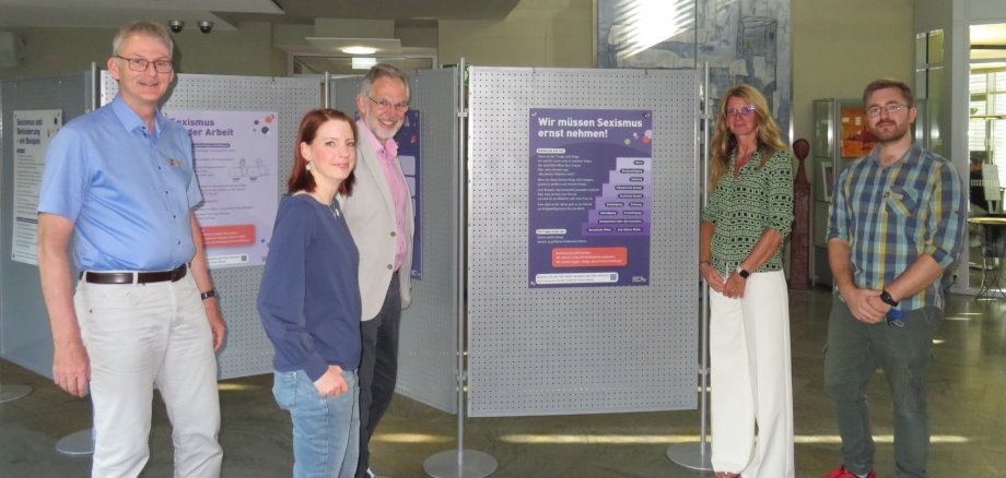 Teilnehmer bei der Eröffnung der Ausstellung