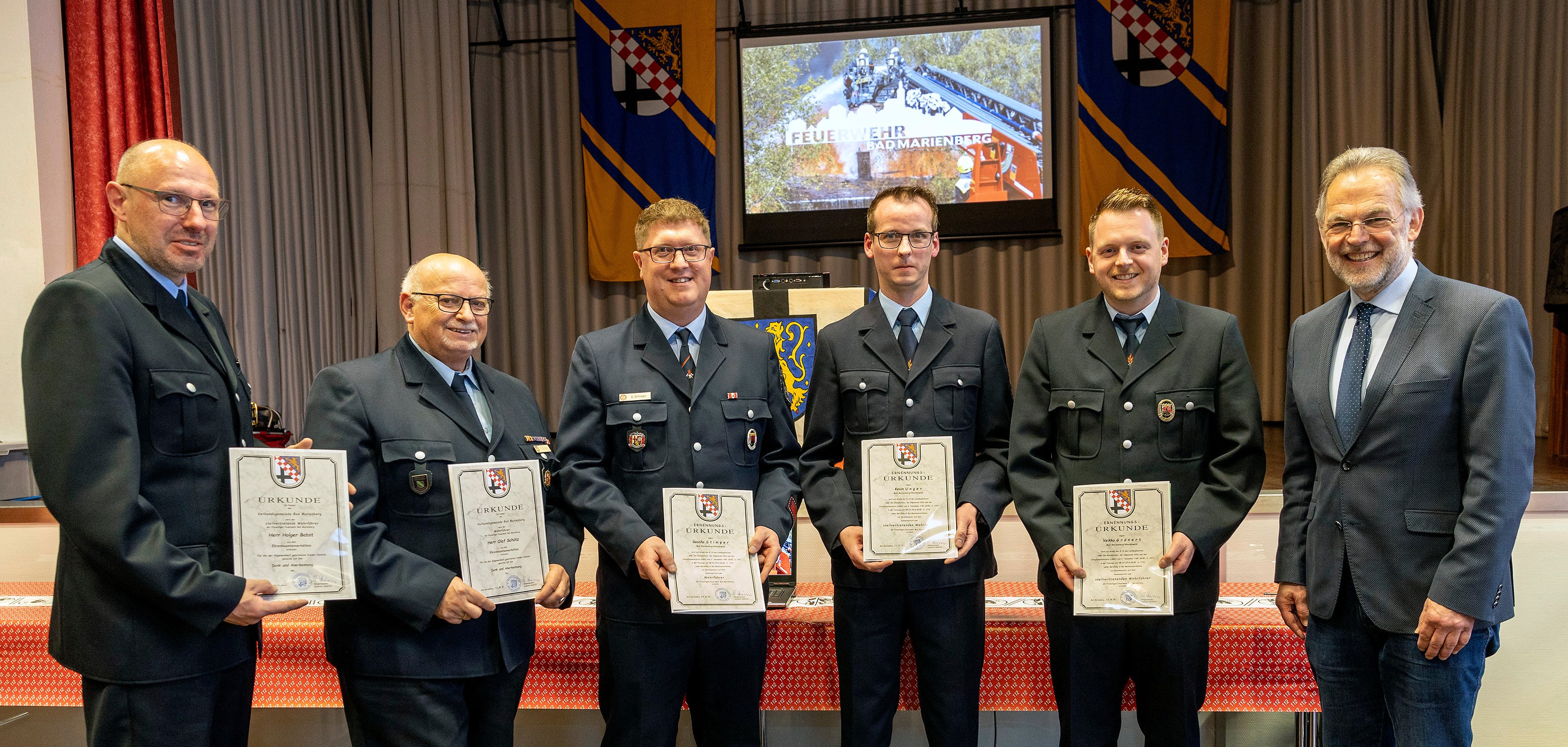 Die Geehrten freuen sich über ihre Auszeichnungen.