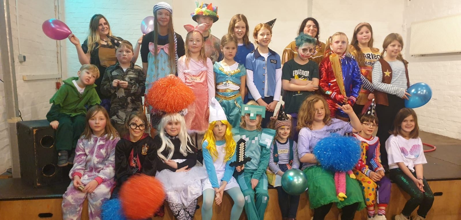 Gruppenfoto aller Teilnehmer