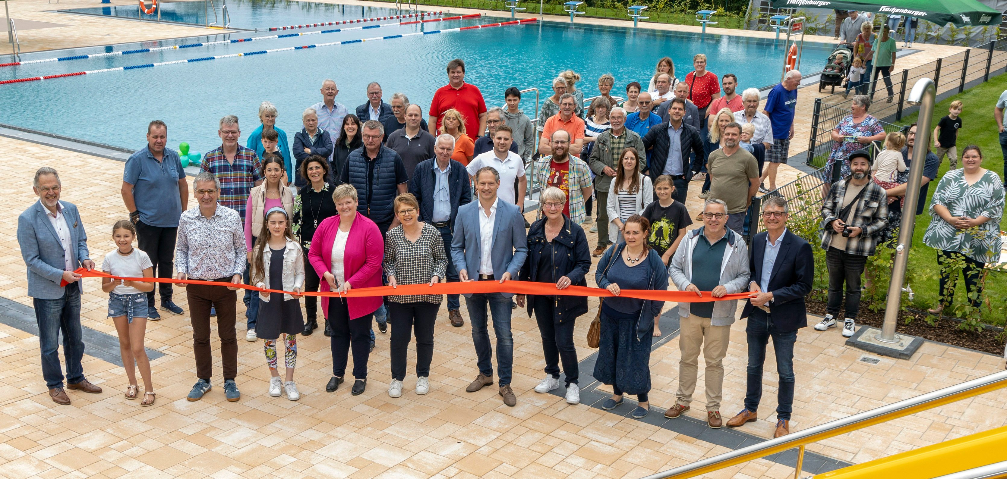 Gäste bei der Eröffnung des Freibades.