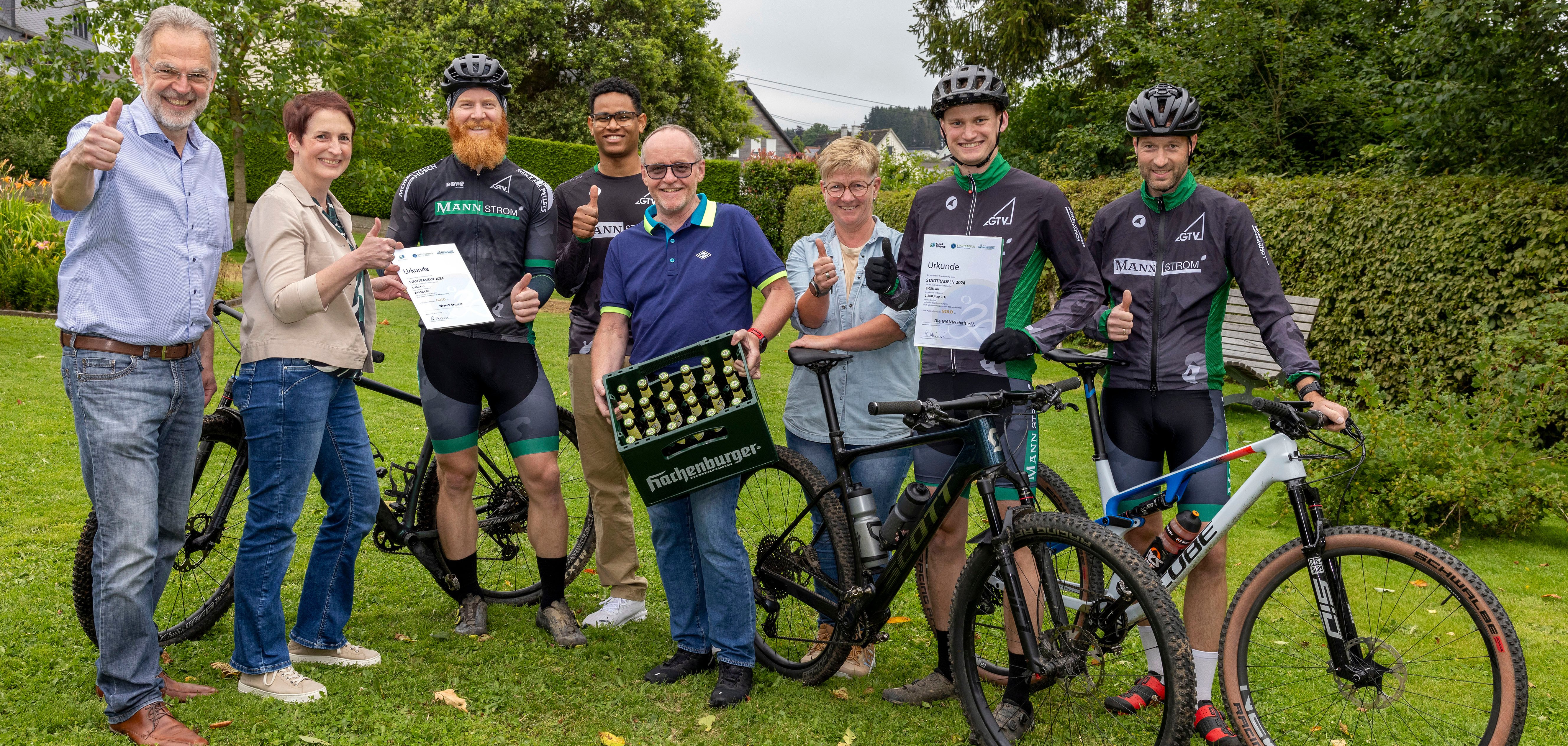 Die Sieger stehen zum Gruppenbild zusammen.