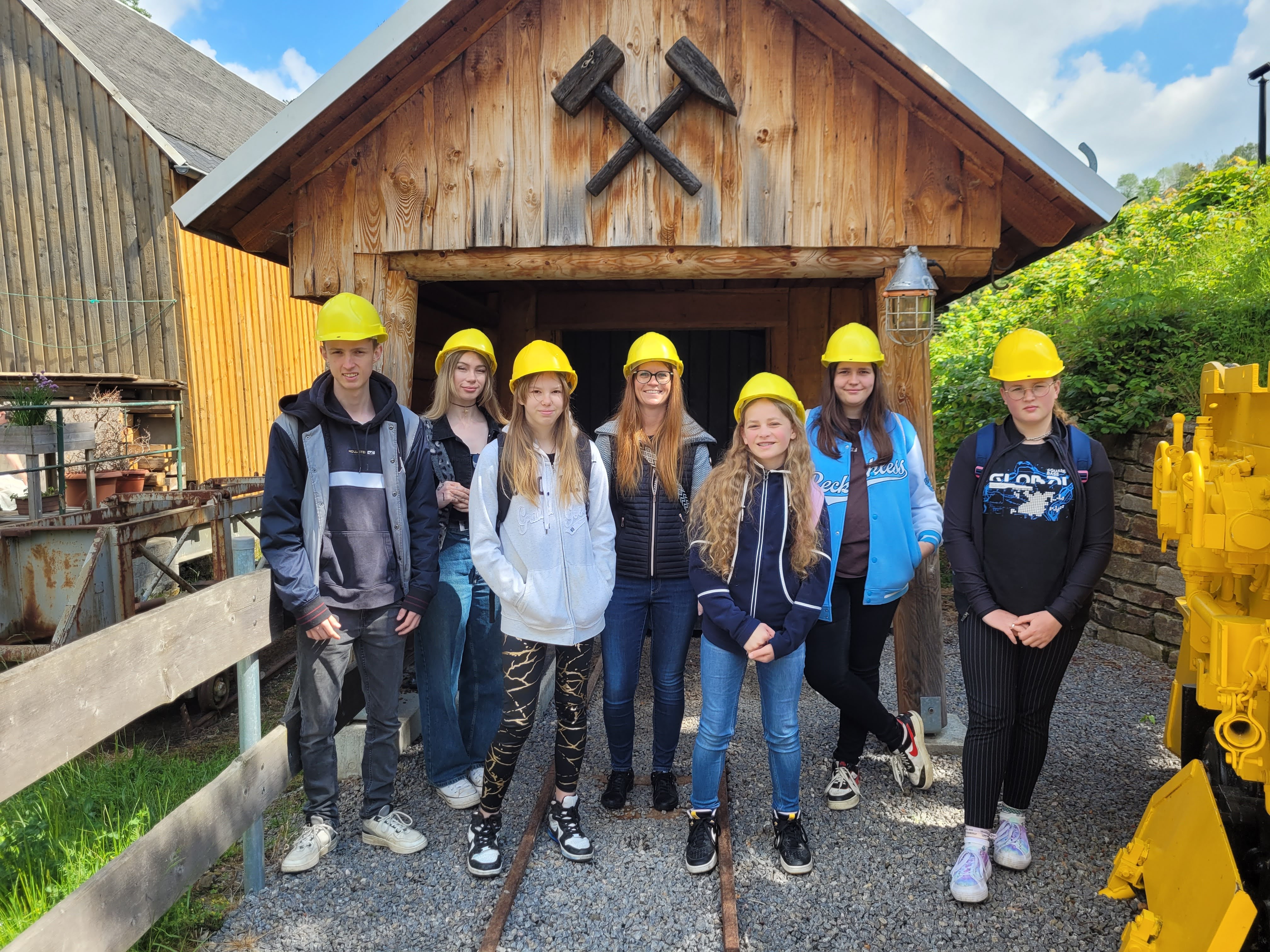 Teilnehmer vor dem Schaubergwerk.