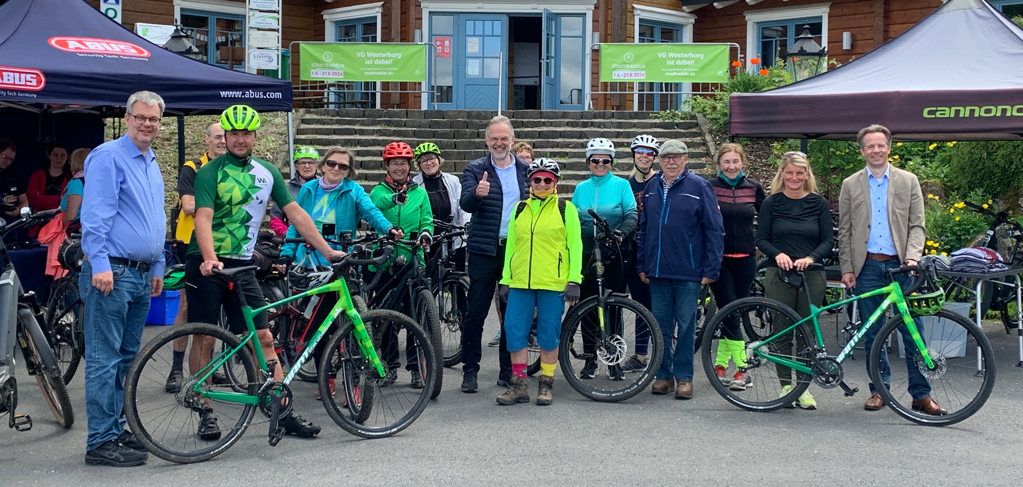 Teilnehmer bei der Auftaktveranstaltung zum Stadtradeln.