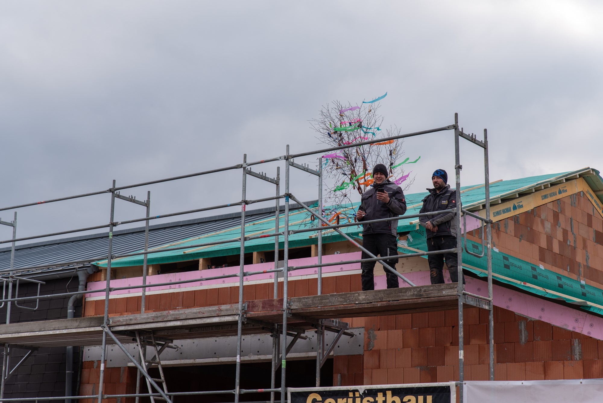 Feuerwehrleute stehen auf dem Gerüst des neuen Feuerwehrgerätehauses