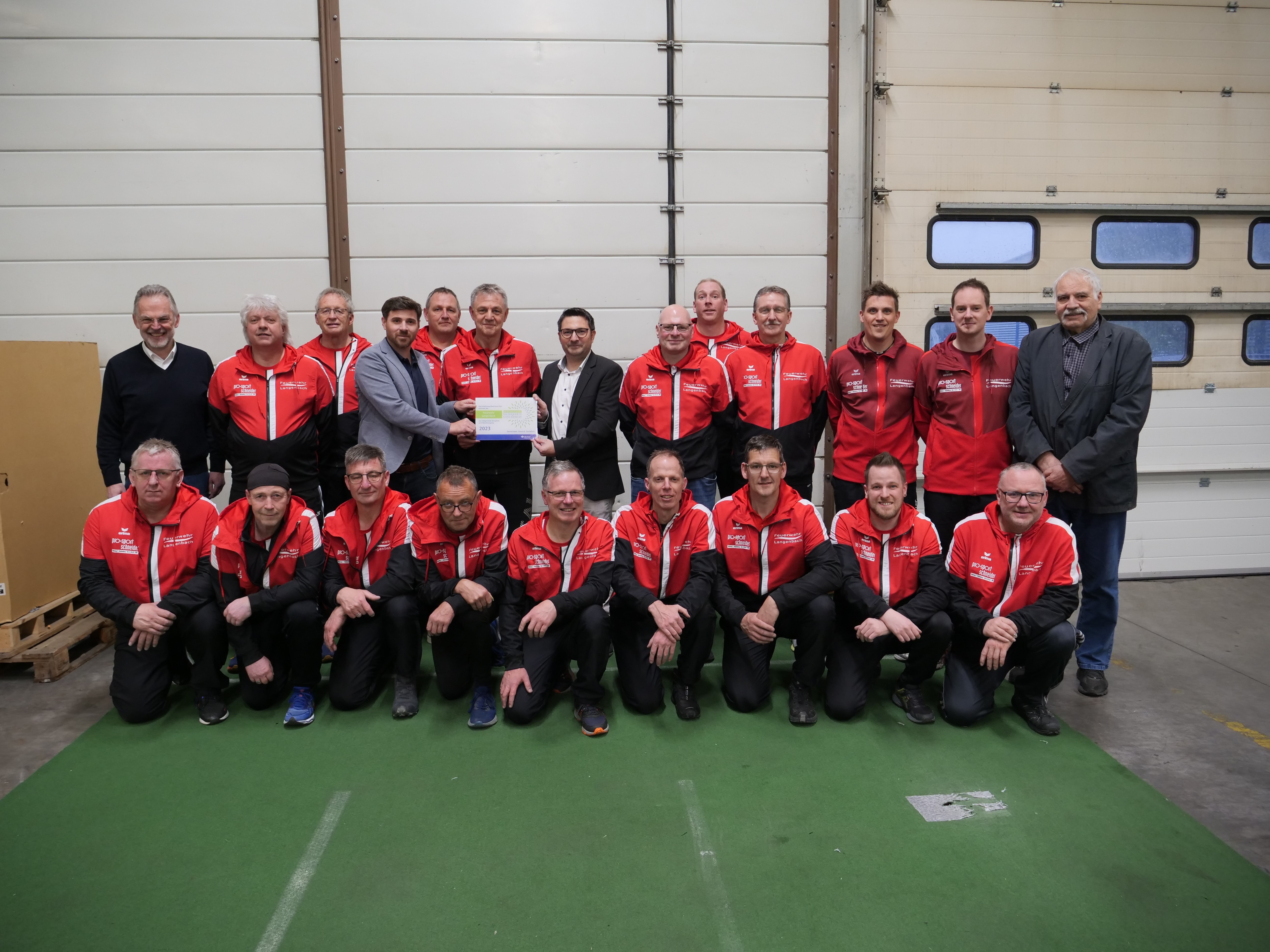 Gruppenbild der Feuerwehrmänner und -frauen