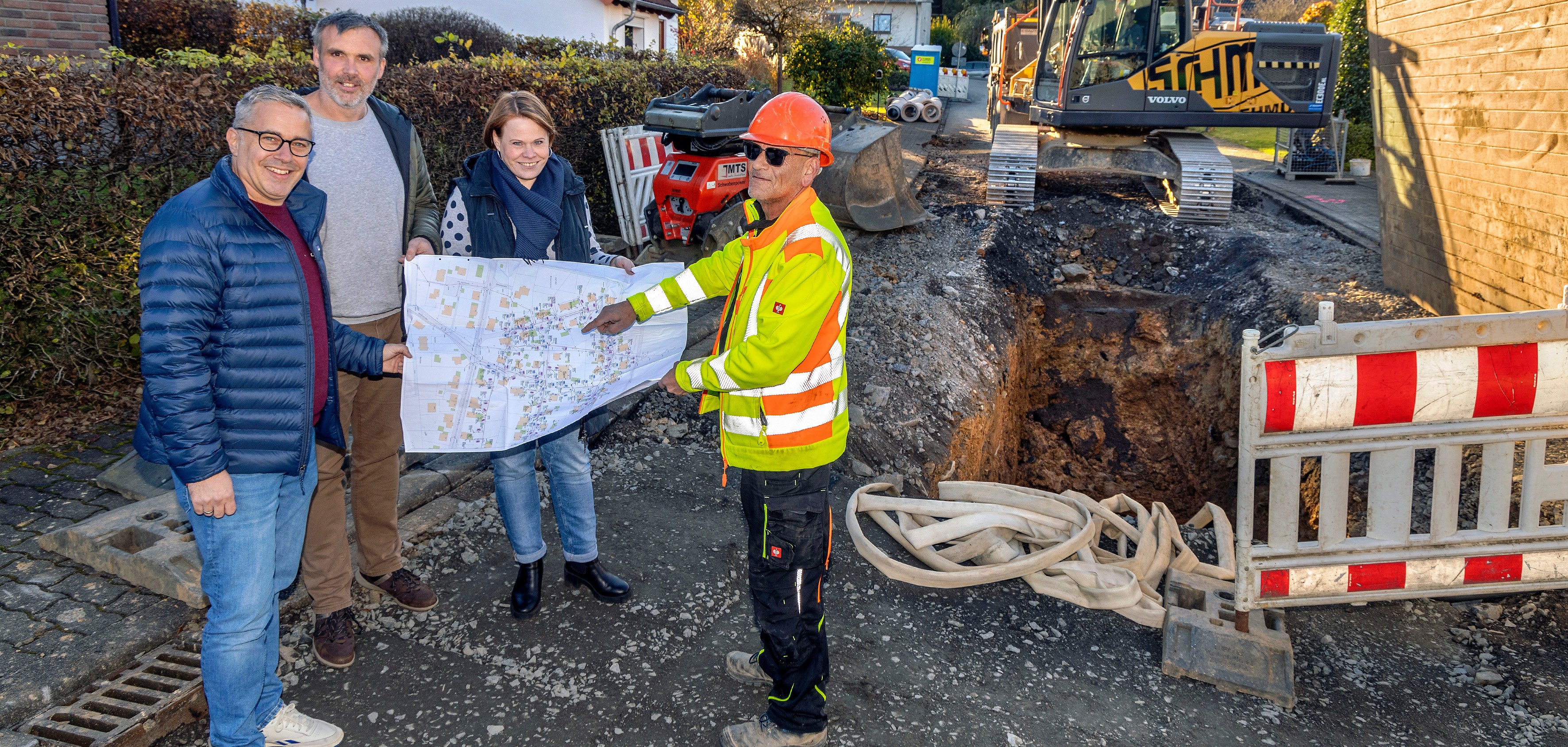 Die Beteiligten der Maßnahme besichtigen die Baustelle.