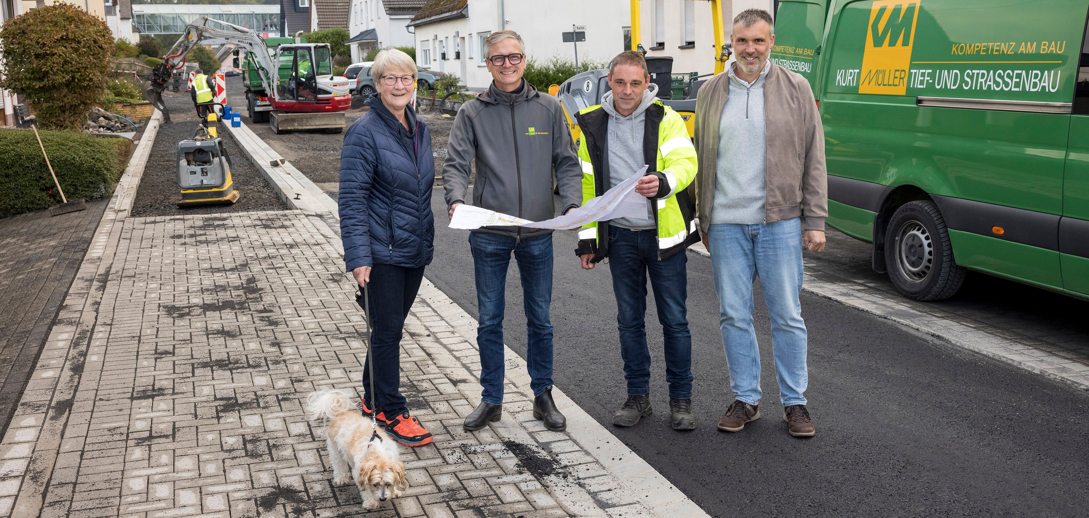 Vertreter von Stadt, Verbandsgemeinde und Bauunternehmen überzeugen sich vor Ort vom Fortschritt. 