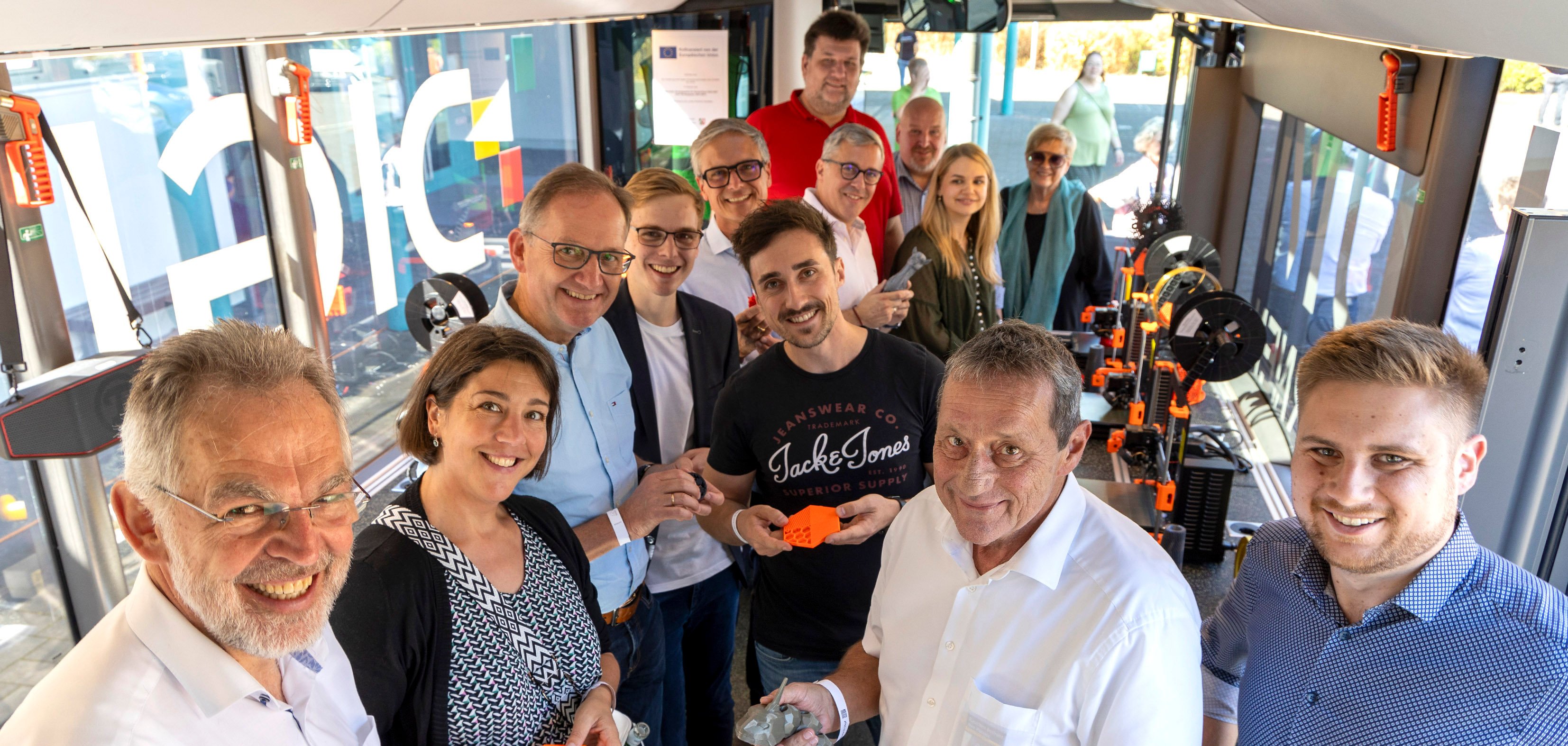 Vetreter von Kreis, Verbandsgemeinde und gemeinde auf der Messe.