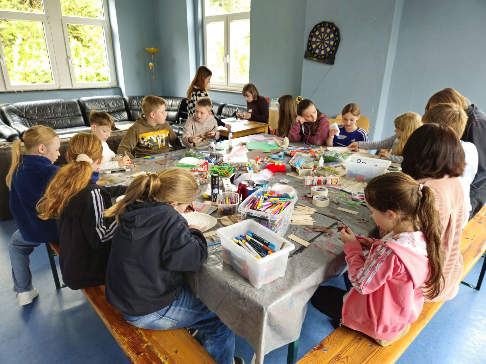 Teilnehmer der Hasenwerkstatt beim Basteln.