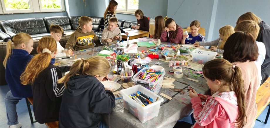 Teilnehmer der Hasenwerkstatt beim Basteln.