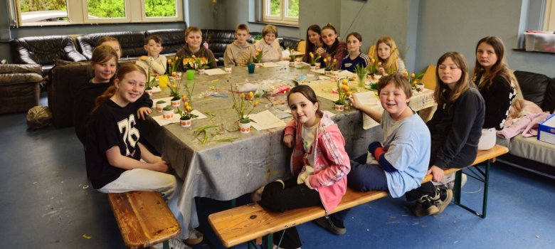 Teilnehmer der Hasenwerkstatt mit ihrem zubereiteten Essen.