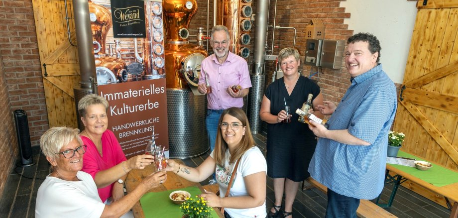 Inhaber Jochen Weyand (rechts) präsentierte anlässlich des Genusstages der Brennerei Weyand seine Erzeugnisse. Gemeinsam mit ihm freuten sich die Unnauer Ortsbürgermeisterin Iris Wagner und Bürgermeister Andreas Heidrich (2. und 3. v.r.) über die Aufnahme in die Liste „Immaterielles Kulturerbe“ der UNESCO