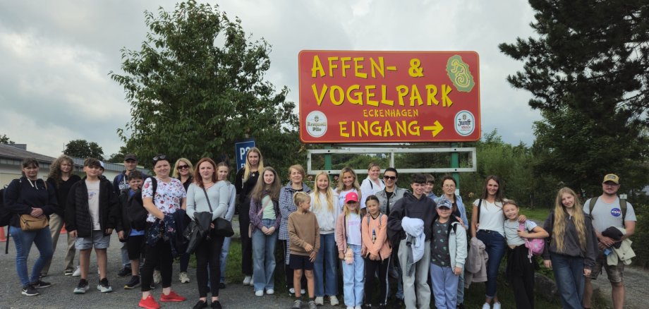 In Kooperation mit der Kreisjugendpflege besuchte das JUBA-Team mit Familien aus der Verbandsgemeinde den Affen- und Vogelpark Eckenhagen. Viel Spaß machte den Familien das Beobachten und Füttern der vielen verschiedenen Tiere, aber auch das Verweilen auf den tollen großen Erlebnis-Spielplätzen und in der Indoor-Spiele-
