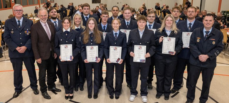 Zu Feuerwehrfrauen bzw. -männern wurden insgesamt 14 Kameradinnen und Kameraden befördert