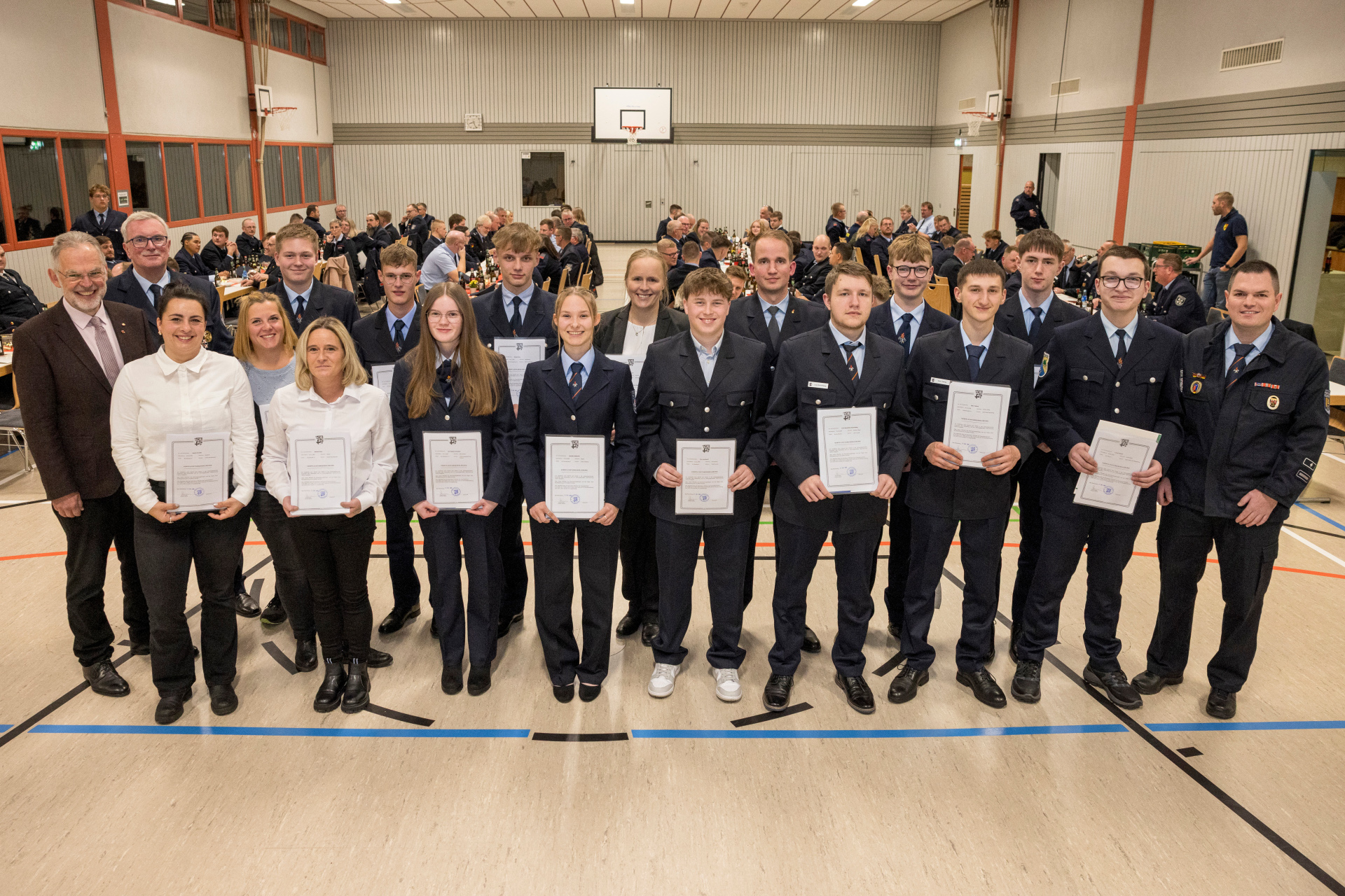 Bürgermeister Andreas Heidrich (links), unterstützt von Wehrleiter Frank Schiffmann (2.v.l.) und dessen Stellvertreter Tobias Schüler (rechts), verpflichtete insgesamt 16 Personen zum aktiven Feuerwehrdienst. Erfreulicherweise waren in diesem Jahr wieder viele weibliche Einsatzkräfte dabei.