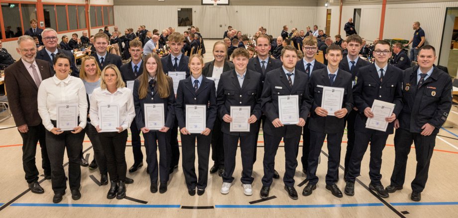 Bürgermeister Andreas Heidrich (links), unterstützt von Wehrleiter Frank Schiffmann (2.v.l.) und dessen Stellvertreter Tobias Schüler (rechts), verpflichtete insgesamt 16 Personen zum aktiven Feuerwehrdienst. Erfreulicherweise waren in diesem Jahr wieder viele weibliche Einsatzkräfte dabei.