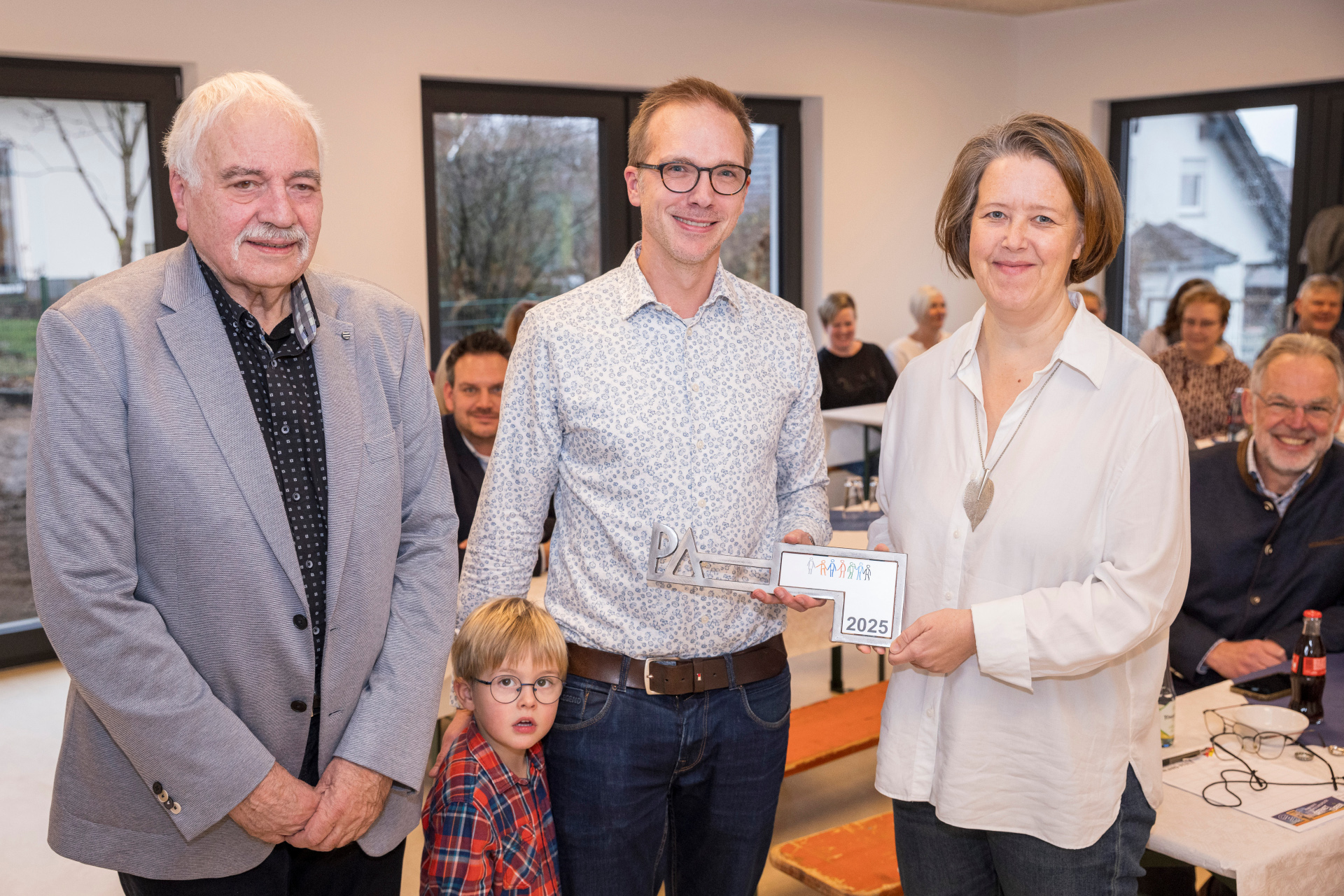 Philipp Alhäuser (Mitte) überreicht im Namen der beauftragten Architekten den symbolischen Schlüssel zum Anbau der Kindertagesstätte Langenbach an deren Leiterin Susanne Bronk (rechts) und Verbandsvorsteher Artur Schneider.