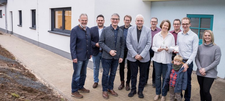 Gemeinsam mit Verbandsvorsteher Artur Schneider und Kita-Leiterin Susanne Bronk (4. v.r.) freuten sich Landtagspräsident Hendrik Hering (3. v.l.) und Bürgermeister Andreas Heidrich (links) über den gelungenen Anbau. Zu den Gratulanten zählten darüber hinaus Mitarbeiter des VG-Bauamts sowie Mitglieder der Verbandsversammlung des Kindergartenzweckverbands Neunkhausen und Elternvertreter