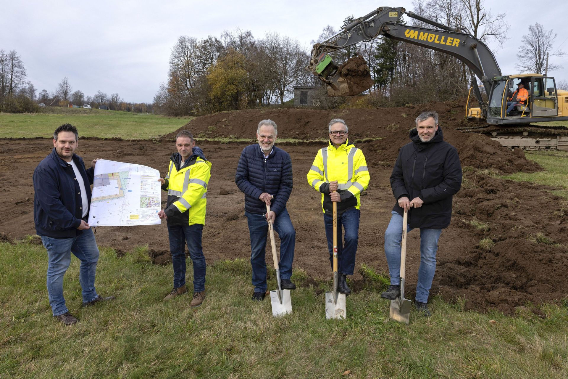 Die Bagger rollen für das Mammutprojekt der Verbandsgemeinde Bad Marienberg, den Neubau des Feuerwehrhauses in Bad Marienberg. Im Beisein von Christian Theis vom VG-Bauamt und Bauleiter Benjamin Birk vom ausführenden Unternehmen Kurt Müller aus Bad Marienberg (von links) nahmen Bürgermeister Andreas Heidrich (Mitte), der stellvertretende technische Werkleiter Björn Müller und Dr. Kai Müller vom ausführenden Unternehmen (1. und 2. v.r.) den symbolischen ersten Spatenstich zum ersten Teilprojekt des Neubaus vor. Errichtet wird zunächst das Regenrückhaltebecken.