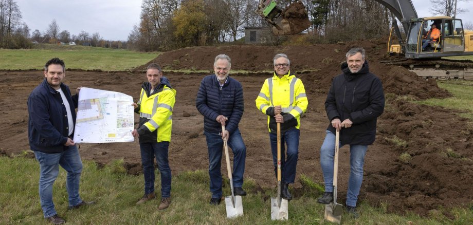 Die Bagger rollen für das Mammutprojekt der Verbandsgemeinde Bad Marienberg, den Neubau des Feuerwehrhauses in Bad Marienberg. Im Beisein von Christian Theis vom VG-Bauamt und Bauleiter Benjamin Birk vom ausführenden Unternehmen Kurt Müller aus Bad Marienberg (von links) nahmen Bürgermeister Andreas Heidrich (Mitte), der stellvertretende technische Werkleiter Björn Müller und Dr. Kai Müller vom ausführenden Unternehmen (1. und 2. v.r.) den symbolischen ersten Spatenstich zum ersten Teilprojekt des Neubaus vor. Errichtet wird zunächst das Regenrückhaltebecken.