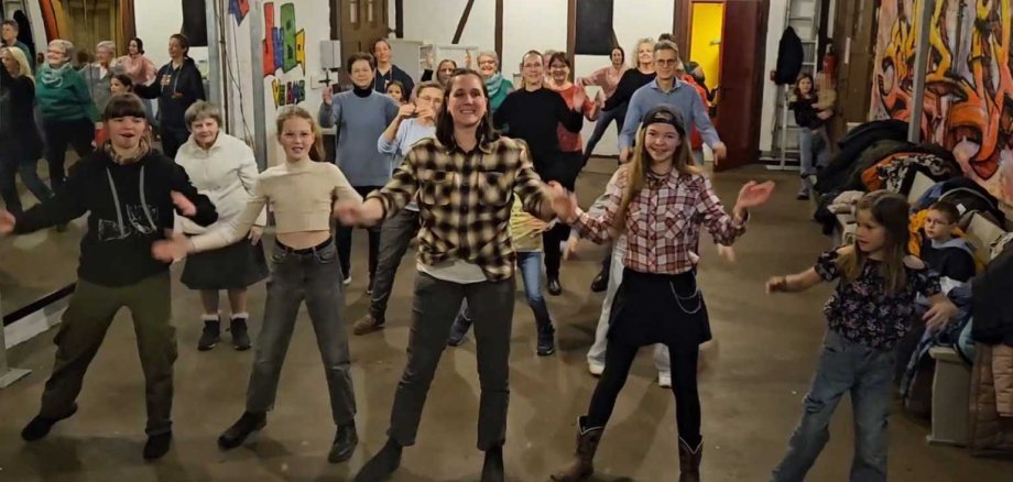 Teilnehmer und Choreographen beim Line Dance im Jugendbahnhof.