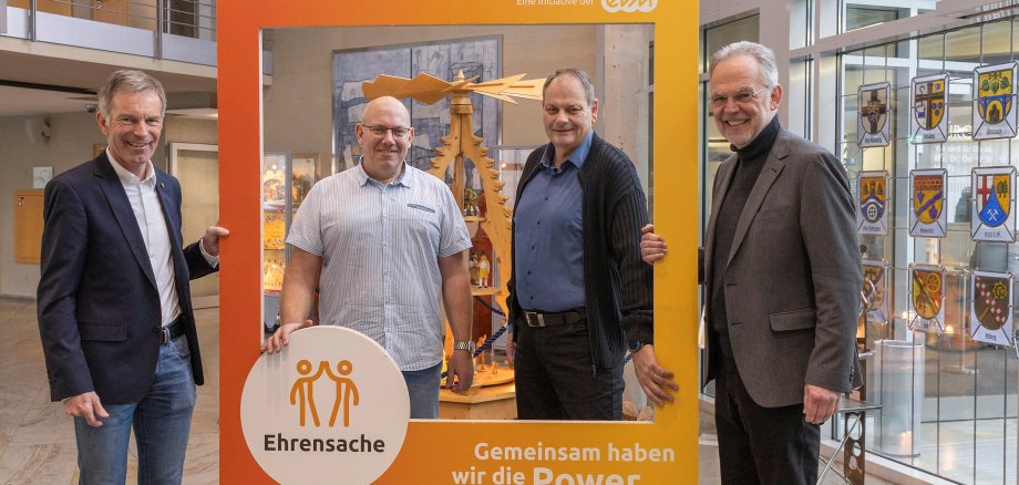 Bildunterschrift: Norbert Rausch von der evm übergibt den Spendenbetrag gemeinsam mit Bürgermeister Andreas Heidrich an die Vertreterinnen und Vertreter der begünstigten Vereine.