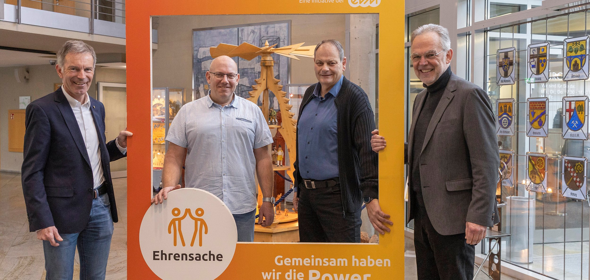 Bildunterschrift: Norbert Rausch von der evm übergibt den Spendenbetrag gemeinsam mit Bürgermeister Andreas Heidrich an die Vertreterinnen und Vertreter der begünstigten Vereine.