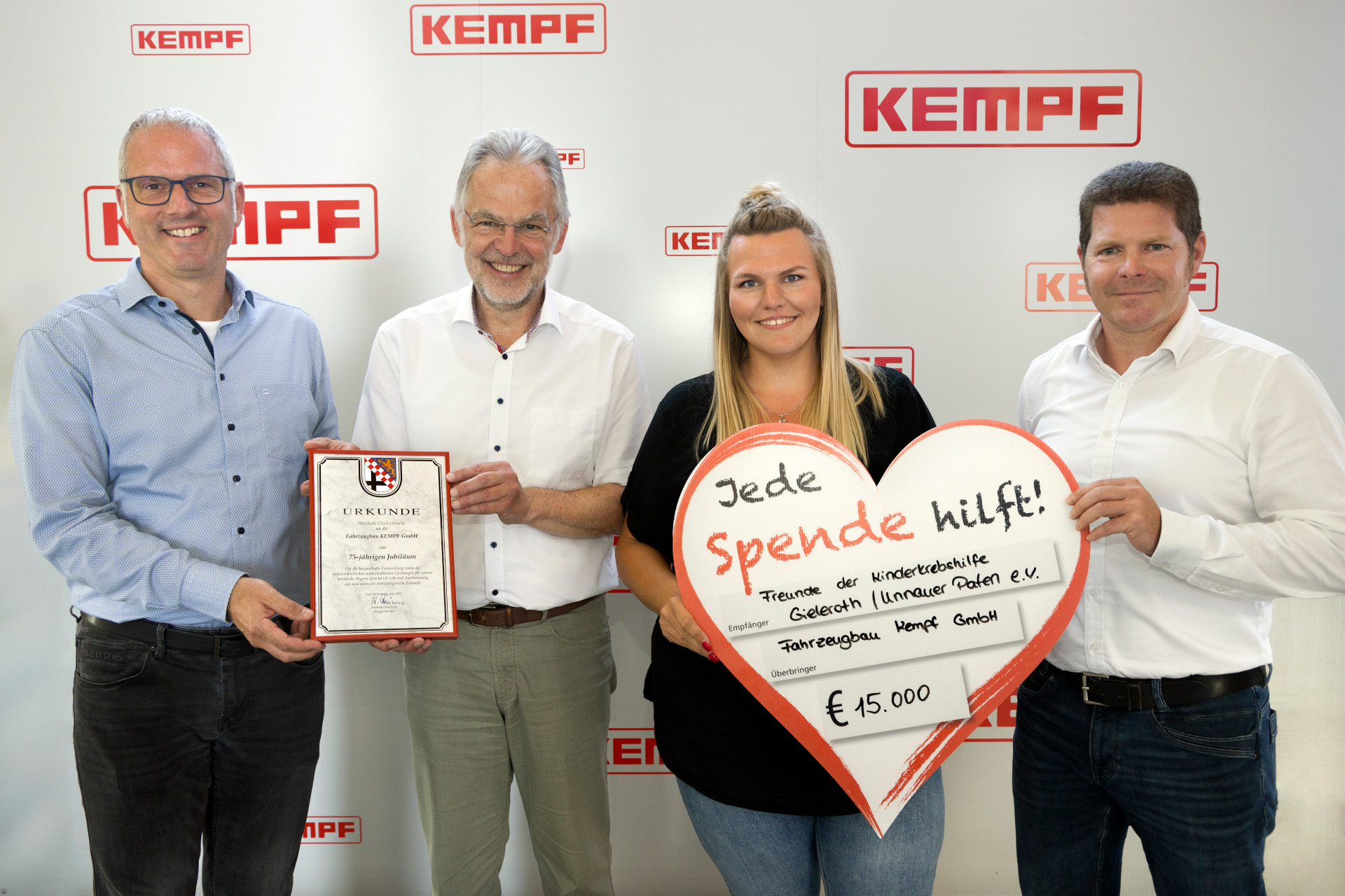 Für die beispielhafte Entwicklung sowie die außerordentlichen wirtschaftlichen Leistungen für die heimische Region sprach Bürgermeister Andreas Heidrich (2. V. l.) der Firma Fahrzeugbau Kempf GmbH Lob und Anerkennung aus und überreichte eine entsprechende Urkunde der Verbandsgemeinde Bad Marienberg an die Geschäftsführer Daniel Dreßler (rechts) und Manuel Kempf (links). 
Ein weiterer freudiger Anlass war die Spendenübergabe der Fa. Fahrzeugbau Kempf GmbH an die Freunde der Kinderkrebshilfe Gieleroth / Unnauer Paten e.V.
Anlässlich des Jubiläums hatte das Unternehmen bei den Feierlichkeiten um Spenden gebeten. Die stolze Summe von 15.000 Euro nahm die Vorsitzende der Kinderkrebshilfe, Ramona Fischer, sichtlich erfreut und sehr dankbar entgegen.