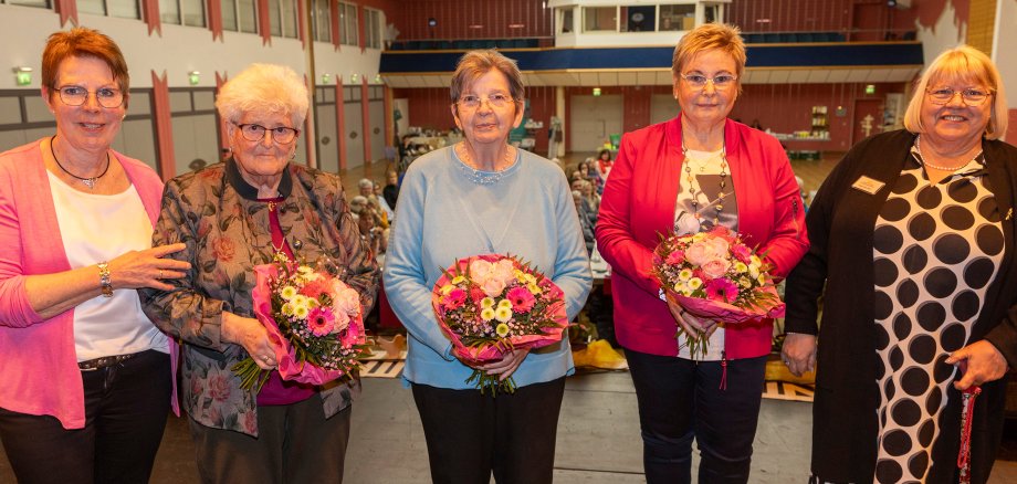 Beeindruckt von der langjährigen Tätigkeit zeigten sich auch Regina Idelberger (links), Gudrun Franz-Greis (rechts) und Resi Fetthauer (2.v.r), die ebenfalls verabschiedet wurde