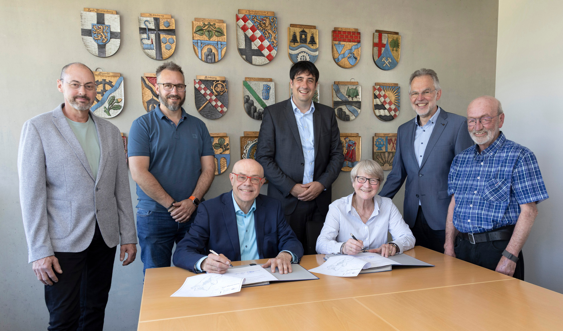 Im Beisein von Stadtbürgermeisterin Sabine Willwacher (vorne rechts), sowie Ortsbürgermeister Rudi Neufurth (Neunkhausen, rechts) und dem Ersten Beigeordneten der Ortsgemeinde Mörlen Manuel Pfeil (2. v.l.) sowie Bürgermeister der Verbandsgemeinde Bad Marienberg Andreas Heidrich (2.v.r.) besiegelte die Westerwald-Netz, vertreten durch Geschäftsführer Dr. Andreas Esser (hinten mitte) und Michael Ulbrich (vorne links) sowie den Regionalservicemeister Alexander Schütz (links), ebenfalls von WWN, die weitere Zusammenarbeit. Ortsbürgermeister Volker Uhr aus Fehl-Ritzhausen fehlte terminbedingt.