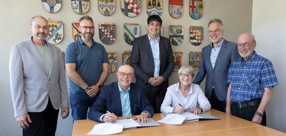 Im Beisein von Stadtbürgermeisterin Sabine Willwacher (vorne rechts), sowie Ortsbürgermeister Rudi Neufurth (Neunkhausen, rechts) und dem Ersten Beigeordneten der Ortsgemeinde Mörlen Manuel Pfeil (2. v.l.) sowie Bürgermeister der Verbandsgemeinde Bad Marienberg Andreas Heidrich (2.v.r.) besiegelte die Westerwald-Netz, vertreten durch Geschäftsführer Dr. Andreas Esser (hinten mitte) und Michael Ulbrich (vorne links) sowie den Regionalservicemeister Alexander Schütz (links), ebenfalls von WWN, die weitere Zusammenarbeit. Ortsbürgermeister Volker Uhr aus Fehl-Ritzhausen fehlte terminbedingt.