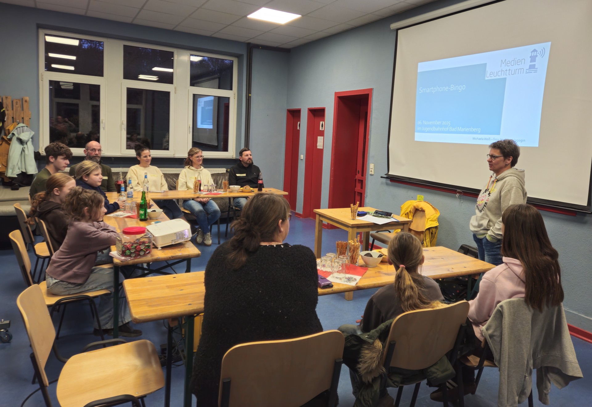 Michaela Weißbegrüßt Kinder und Eltern