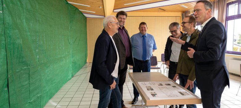 Architekt Philipp Alhäuser erläutert Ebling und Hering das Vorhaben im Bürgerhaus.